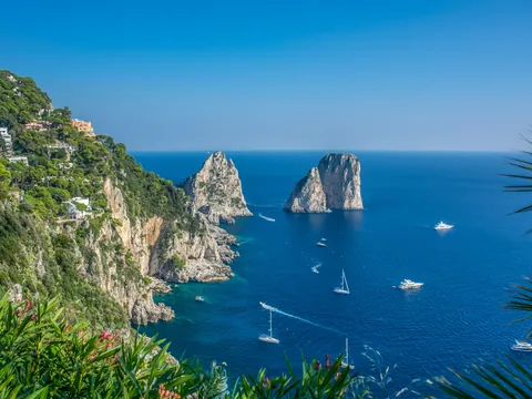 Los Farallones de la Isla de Capri en Nápoles, una de las formaciones rocosas que verás en este tour guiado por Capri y Anacapri con paseo en barco opcional.