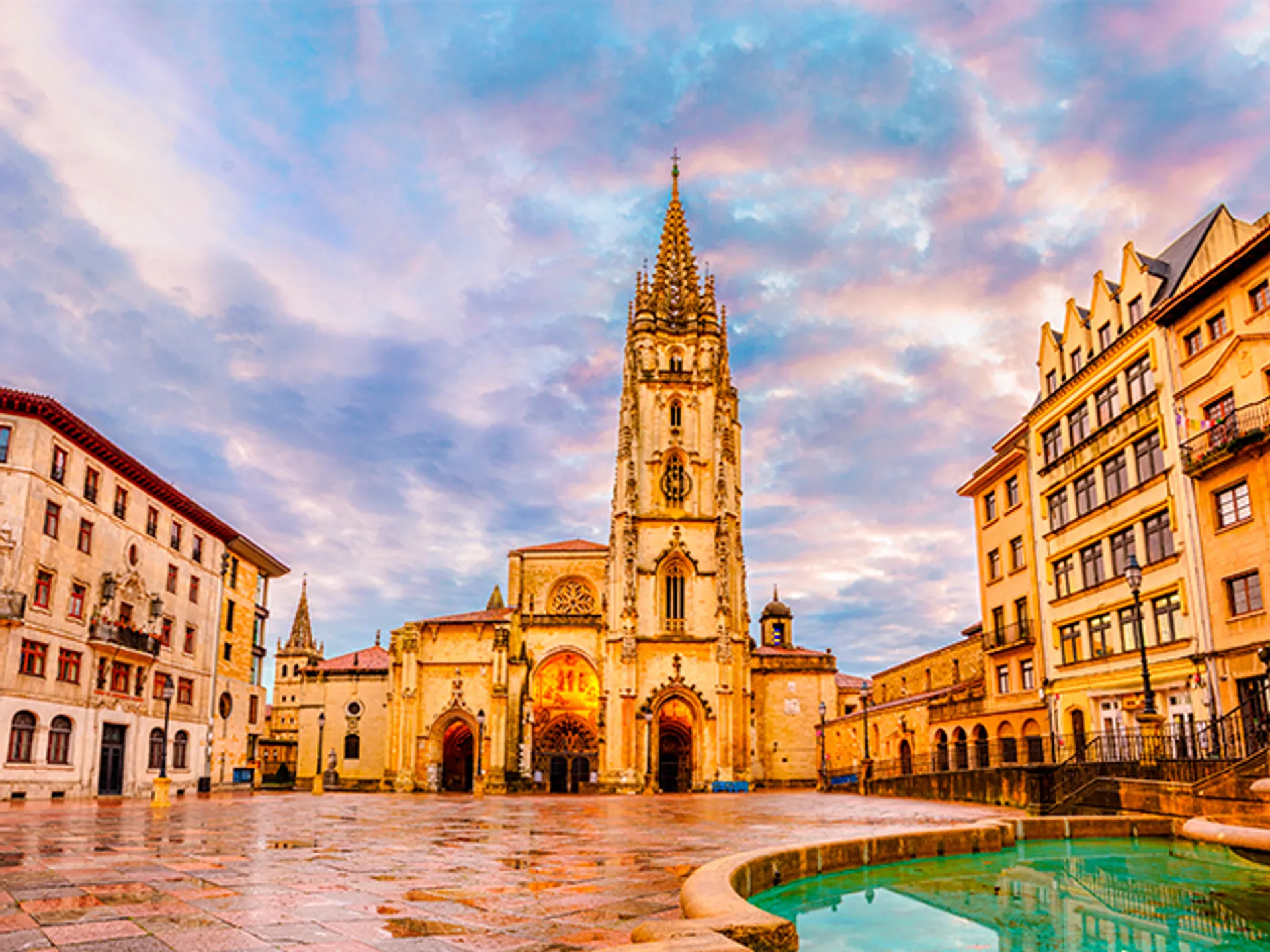 Atardecer en la Catedral de Oviedo-Guia de viaje Oviedo-Buendia