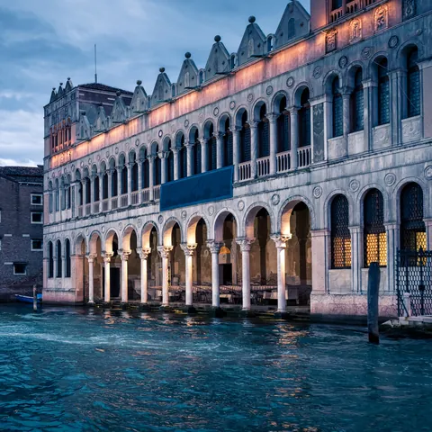 Edificio del Museo de Historia Natural de Venecia de iluminado de noche