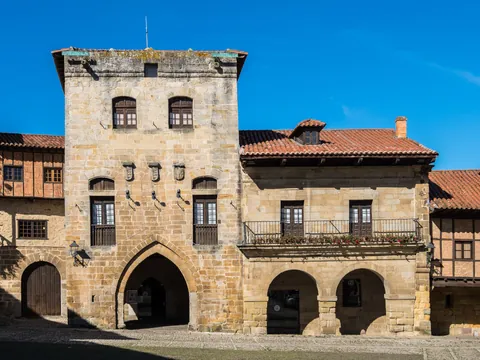Vista central de la plaza mayor de Santillana del Mar, Cantabria