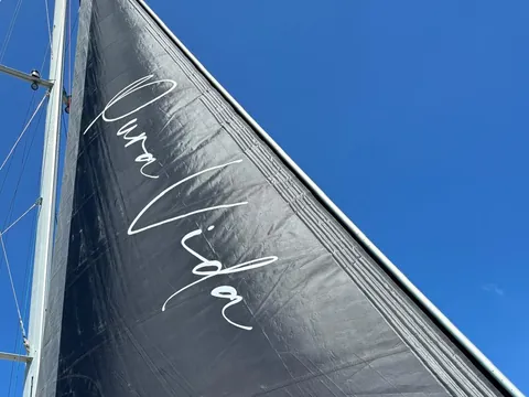 Vela del catamarán Pura Vida por la bahía de Cádiz