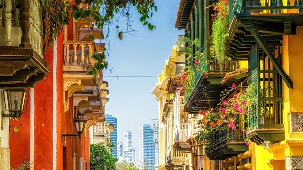 Preciosa calle típica de Cartagena de Indias, Colombia