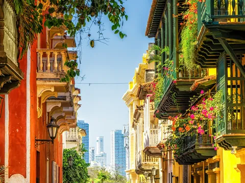 Preciosa calle típica de Cartagena de Indias, Colombia