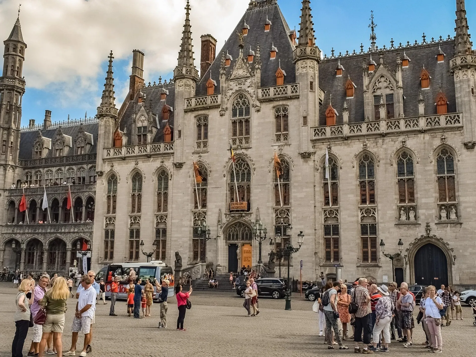 Turistas en la plaza Grote Markt frente al Palacio Provincial de Brujas.