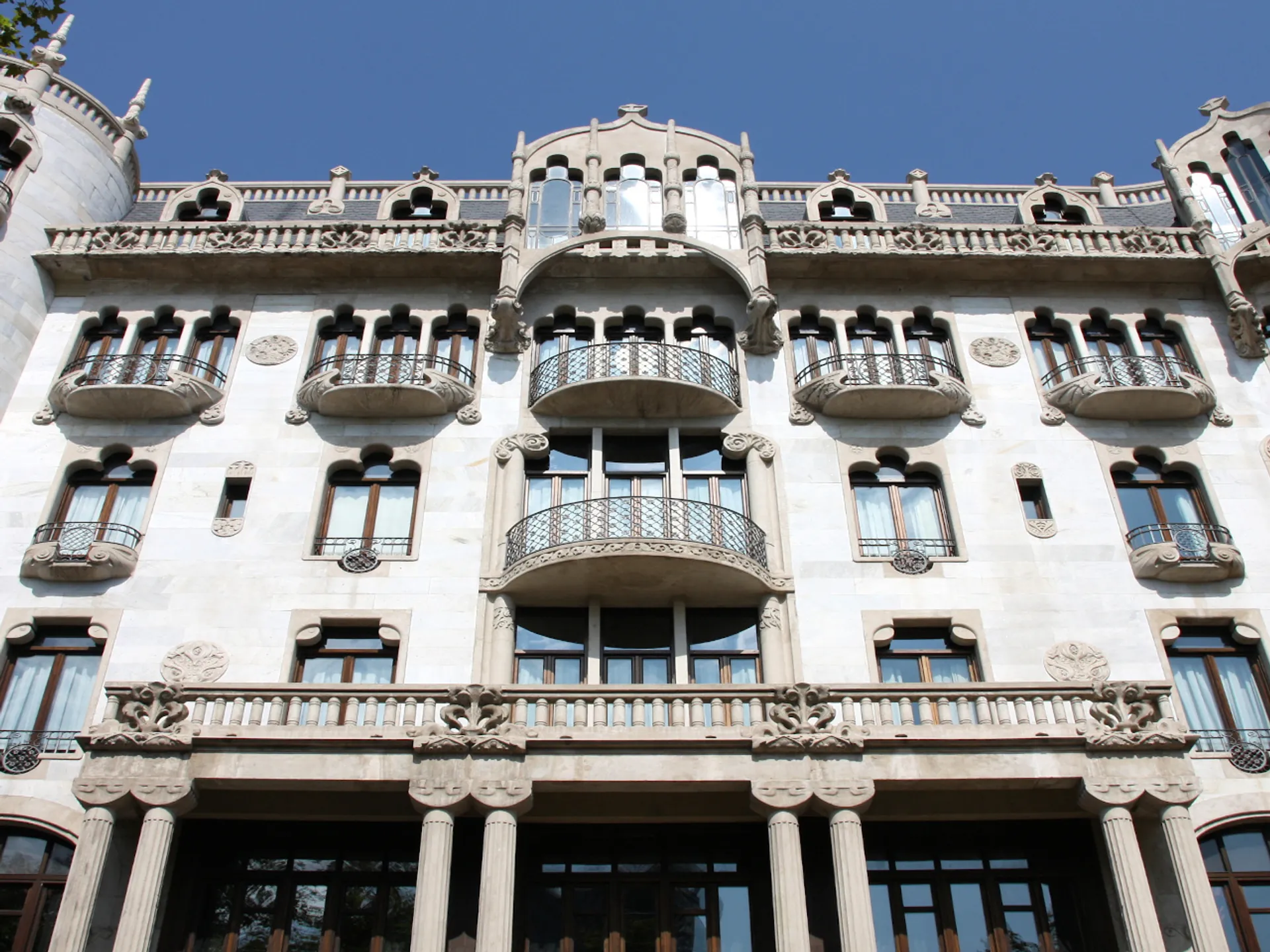 Casa Fuster - Barrio de Grácia de Barcelona - Barrios de Barcelona - Qué ver en Barcelona - Guía de Viajes Barcelona - Buendía Tours