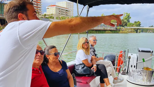 Pasajeros disfrutando del paseo en barco.