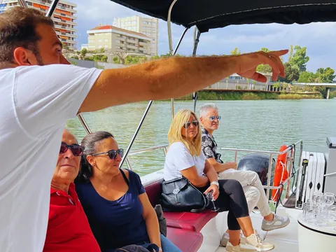 Pasajeros disfrutando del paseo en barco.