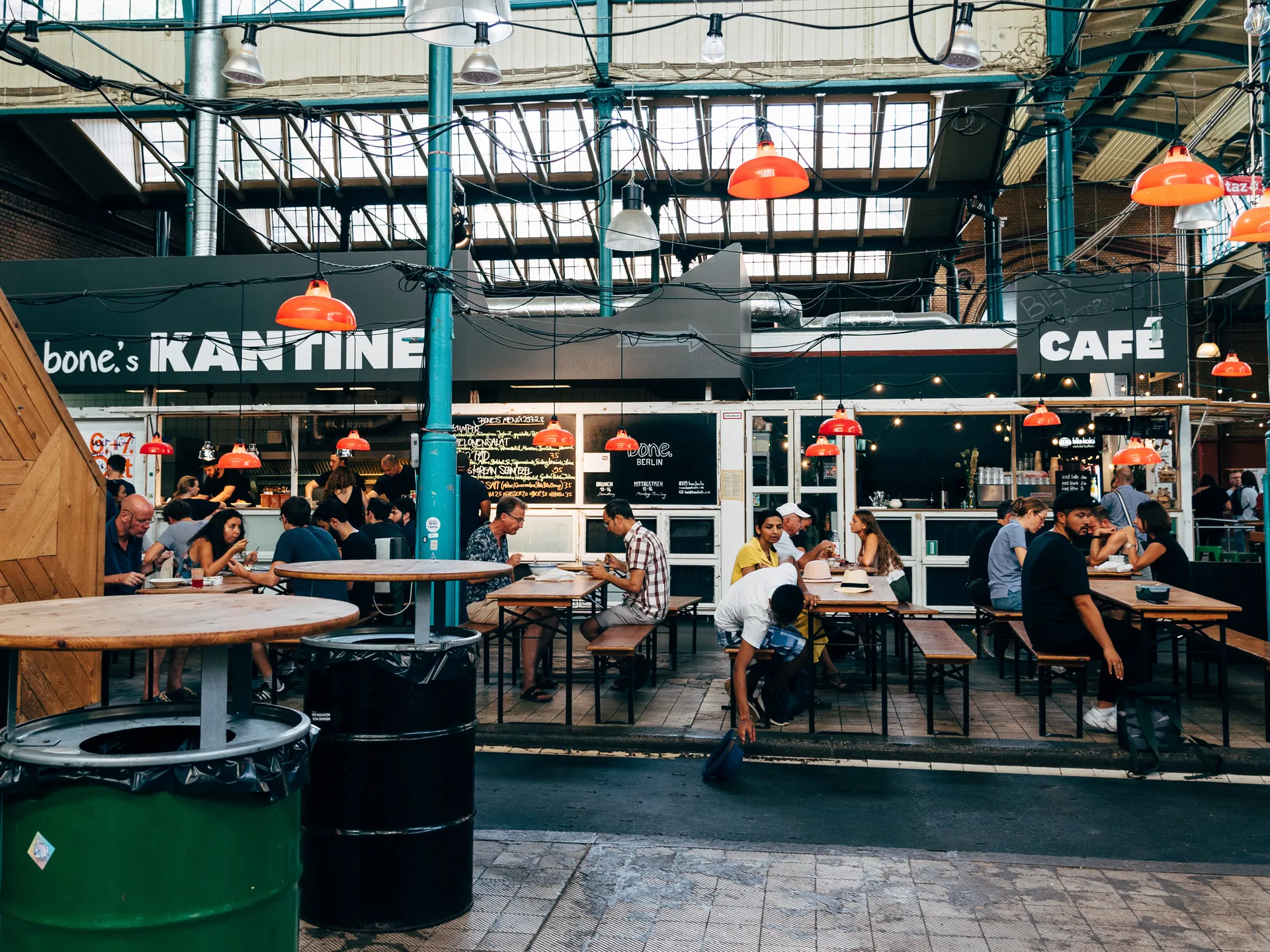 Puestos con clientes en el interior del Marheineke Markthalle de Berlín