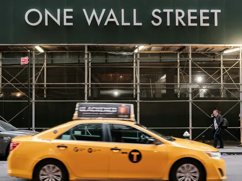 Taxi amarillo frente a One Wall Street en Nueva York, Estados Unidos