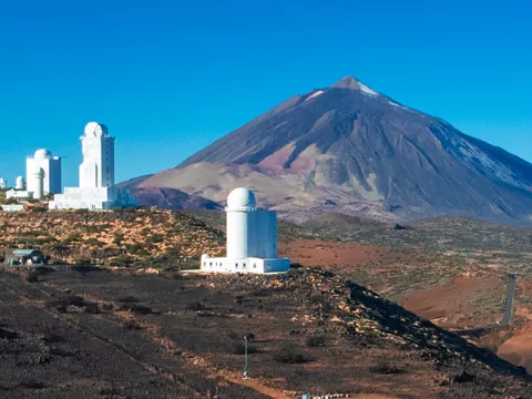 El Teide se levanta por encima del Observatorio, Tenerife