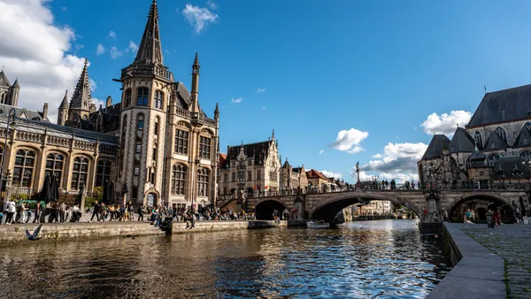 La catedral medieval y el puente de Gante acompañarán nuestros pasos por la ciudad.