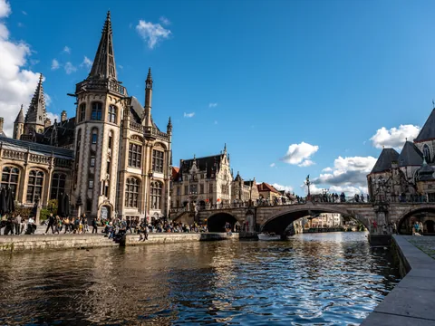La catedral medieval y el puente de Gante acompañarán nuestros pasos por la ciudad.