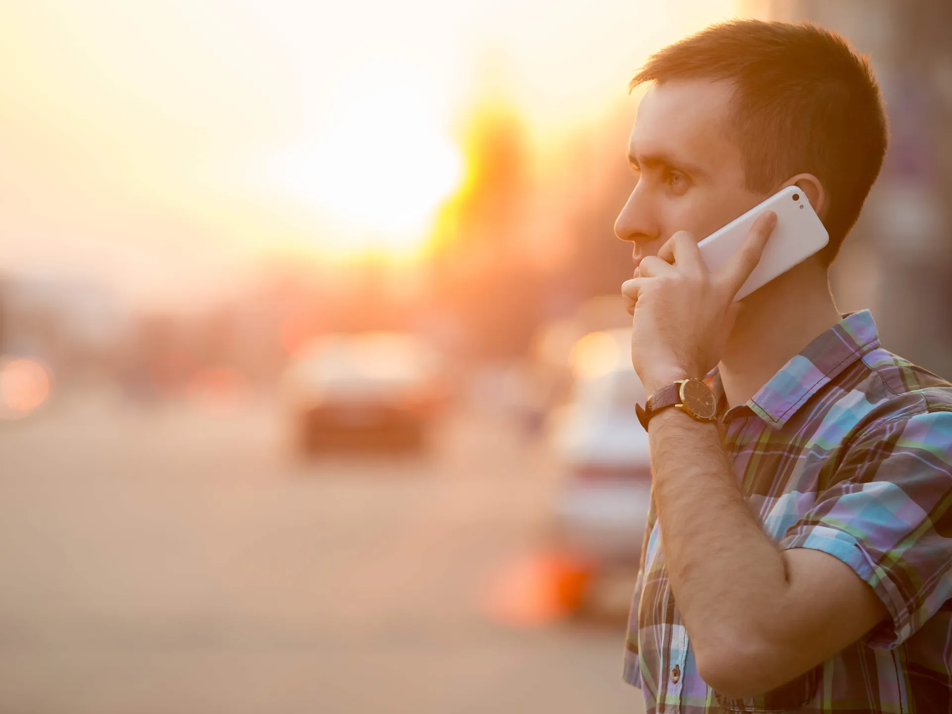 Hombre al teléfono- Madrid teléfonos útiles-Guías de Viajes Buendía Tours