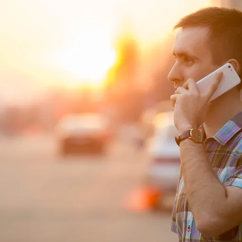 Hombre al teléfono- Madrid teléfonos útiles-Guías de Viajes Buendía Tours 