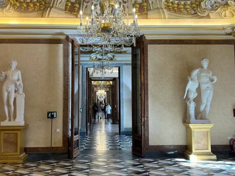 Esculturas clásicas y lámparas de cristal en el interior del Palacio de La Granja.
