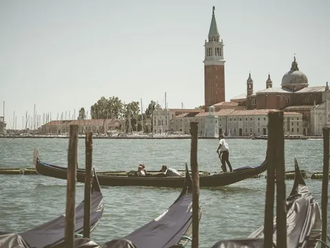 Góndolas frente a la isla de San Giorgio Maggiore en Venecia
