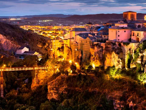 visita-guiada-cuenca_nocturno_mirando-pa-cuenca_noche_tour_excursion_ruta_castilla-mancha_buendia-tours (1).jpg
