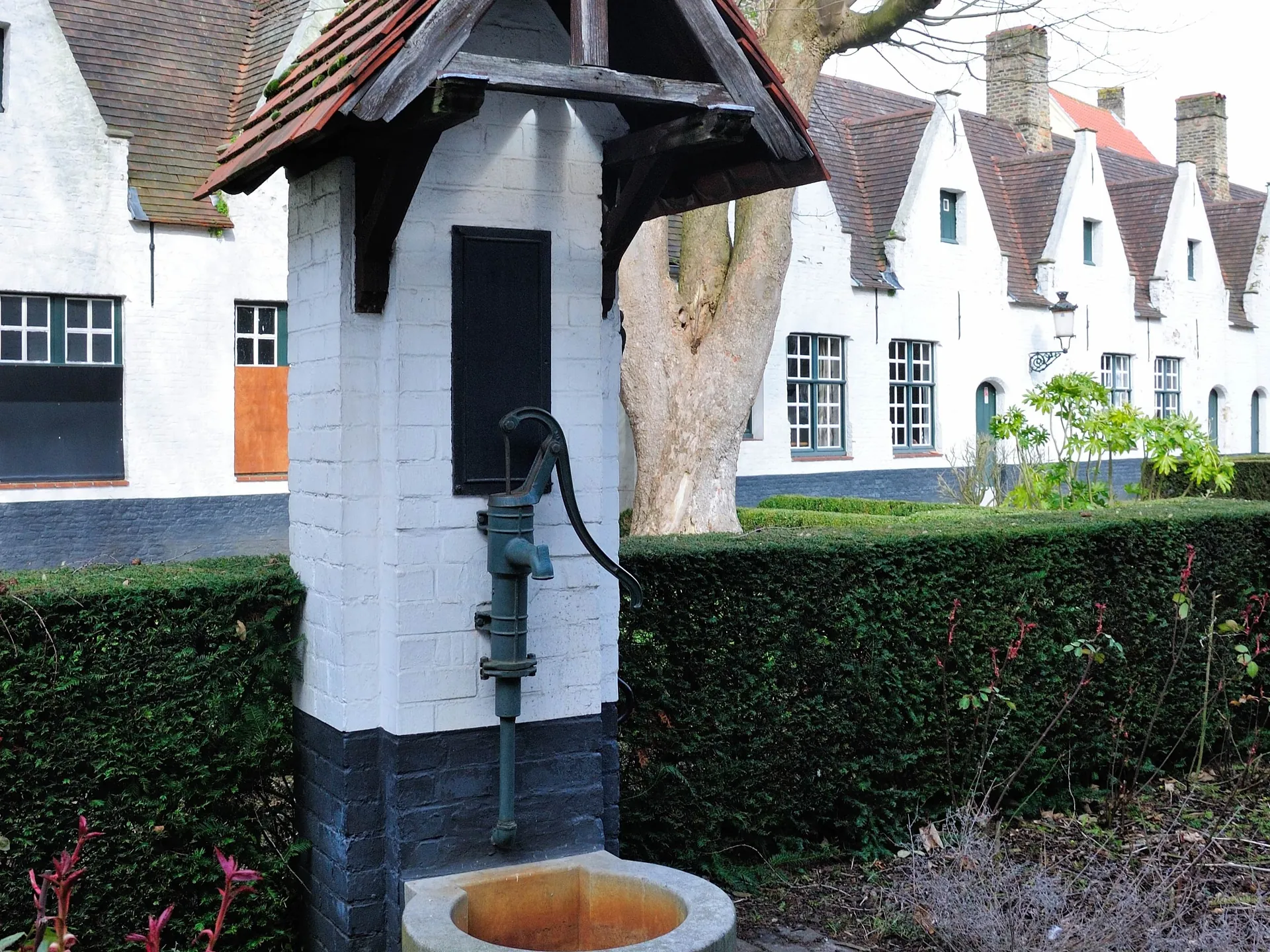 Bomba manual de agua en el patio de las Casas Caridad de Brujas