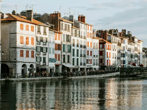 Fachadas con contraventanas de colores junto al río en Bayona.