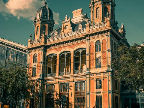 Fachada histórica del complejo sinagogal del barrio judío de Budapest