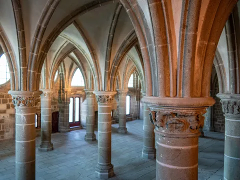 Interior de la abadía del Monte de Saint Michel, uno de los monumentos más espectaculares de este lugar.