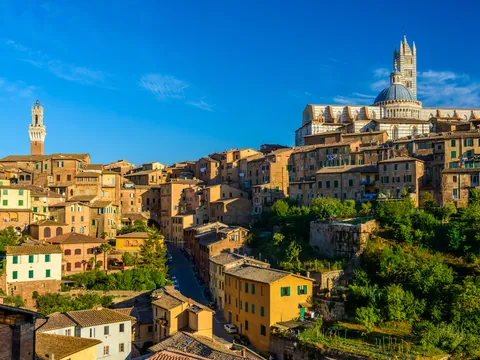 vista panorámica de Siena, declarada Patrimonio de la Humanidad por la UNESCO en 1995. A la derecha se distingue la Catedral, mientras en la izquierda se eleva la Torre del Mangia.