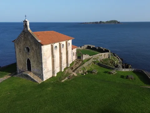 Ermita de Santa Catalina en Mundaka, Vizcaya. Joya costera del País Vasco