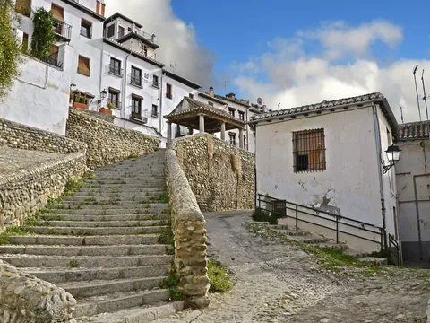 Escalinata hacia el Mirador de San Nicolás en el Albaicín, Granada.