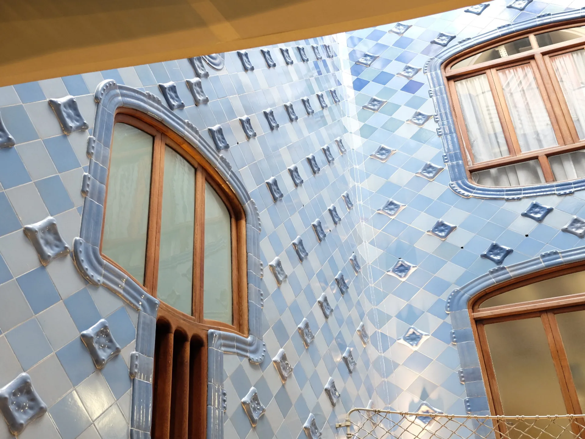 Patio interior de la Casa Batlló en Barcelona - Casa Batlló - Qué ver en Barcelona - Guía de Viajes Barcelona - Buendía Tours