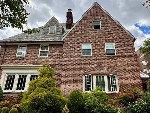 Casa residencial de ladrillo en Jackson Heights, Queens, Nueva York, Estados Unidos