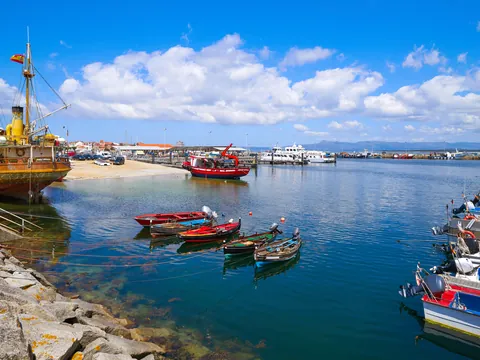 Barcos y dornas amarrados en el puerto pesquero de O Grove, Pontevedra