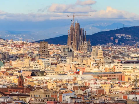 Skyline de Barcelona y el mar Mediterráneo desde los bosques de Montjuïc