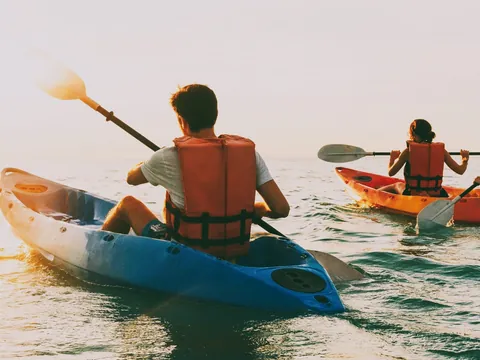 Grupo de personas navegando en kayak por la bahía de Santander