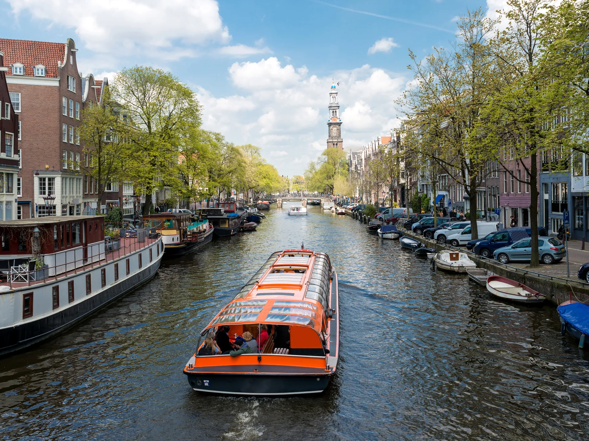 Barco turístico por los canales de Ámsterdam