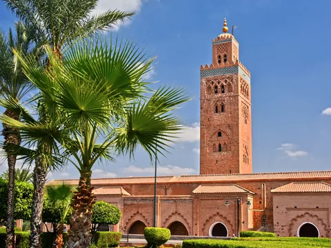 Torre de la Mezquita Kutubía rodeada de palmeras en Marrakech