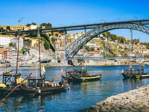 Barcos rabelos frente al puente de Don Luis I sobre el río Duero en Oporto.