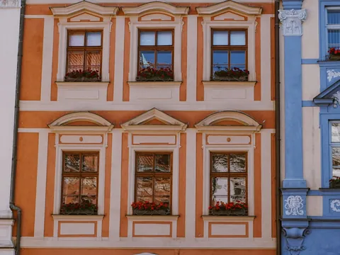 Fachadas históricas con colores vivos en el casco viejo de Praga
