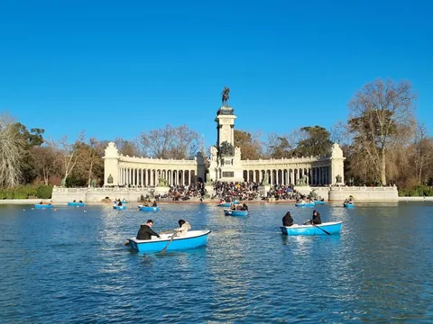 Barcas en el Estanque del Retiro frente al monumento a Alfonso XII
