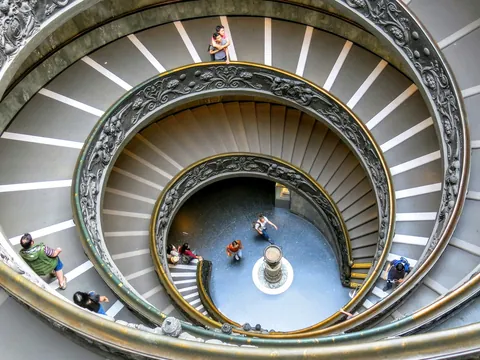 Vista cenital de la famosa escalera de caracol en los Museos Vaticanos