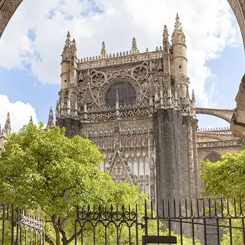 Catedral de Sevilla vista desde la Puerta del Perdón-Guía de Viajes Buendía Tours