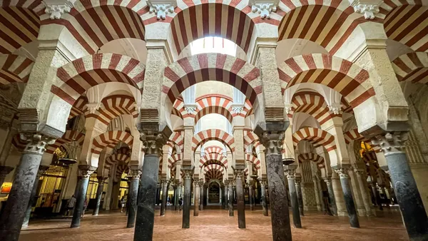 Columnas y arcos en la Mezquita-Catedral de Córdoba