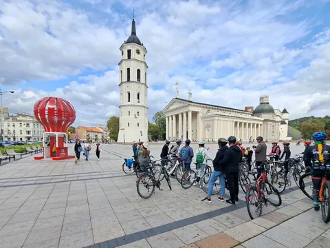 El tour en bici por Vilna pasa por la Catedral de la capital lituana.