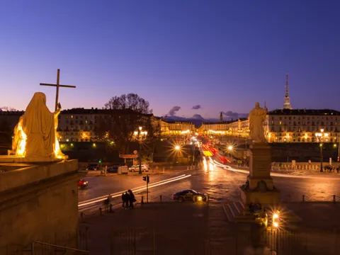 Vista área de Turín de noche, el escenario perfecto para desarrollar este tour de misterios y leyendas.