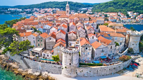 Korcula se despliega desde el aire como una joya amurallada en medio del Adriático.