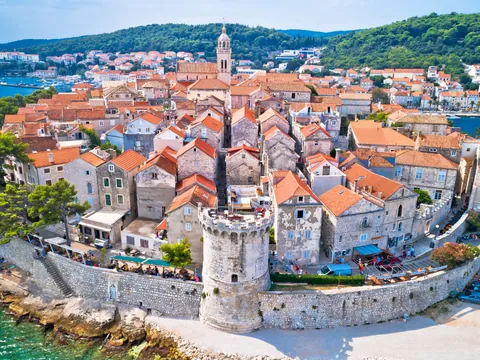 Korcula se despliega desde el aire como una joya amurallada en medio del Adriático.