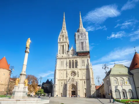 La torre sur de la Catedral de Zagreb es conocida como la Torre del Reloj.