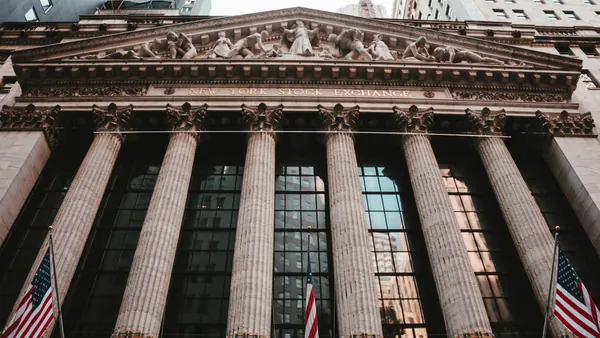 Fachada del edificio de la Bolsa de Nueva York en Wall Street, Estados Unidos.