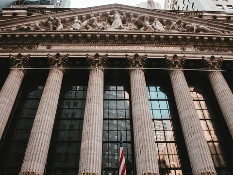 Fachada del edificio de la Bolsa de Nueva York en Wall Street, Estados Unidos.