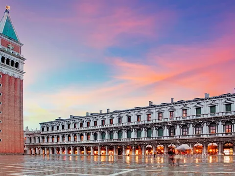 Campanario de San Marcos de 98,6 metros de altura, situado en la Piazza San Marco en Venecia, al atardecer.