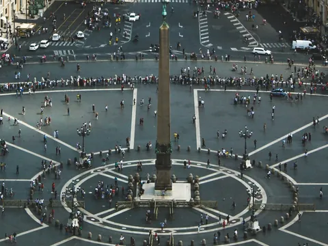 Obelisco central de la Plaza de San Pedro con turistas en el Vaticano.